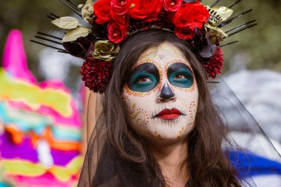 skull logo red black